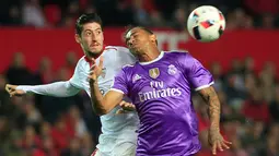 Pertarungan antara Real Madrid vs Sevilla di ajang Piala Copa del Rey, Spanyol, Kamis (12 /1). Hasil seri atas Sevilla membuat El Real memecahkan rekor tak terkalahkan tim La Liga (AP Photo/ Angel Fernandez)