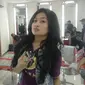 Dona D'Academy sudah terbiasa dengan aliran rock dangdutnya, namun kali ini ia ditantang menyanyikan salah satu lagu melayu.