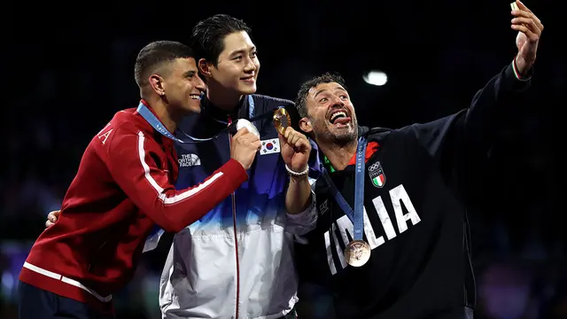 Para atlet peraih medali Olimpiade 2024 Paris berfoto selfie bareng dengan Galaxy Z Flip6
