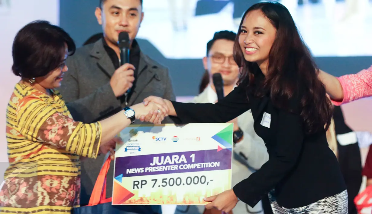 Wapemred SCTV, Endah Saptorini memberikan hadiah kepada pemenang news presenter competition EGTC di Kampus Negeri Semarang, Jawa Tengah, Kamis (6/4). Maria Sukma Melati dari UKSW Salatiga terpilih menjadi juara pertama. (Liputan6.com/Yoppy Renato)