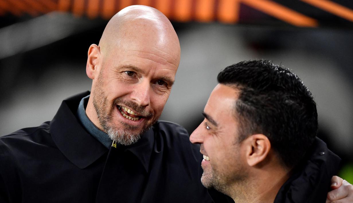 <p>Pelatih Manchester United, Erik Ten Hag (kiri) dan pelatih Barcelona, Xavi sebelum pertandingan leg pertama play-off babak gugur Liga Europa 2022/2023 yang berlangsung di Camp Nou, Jumat (17/2/2023). (AFP/Pau Barrena)</p>