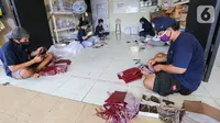 Pekerja membuat pouch gemilang berisikan sabun cuci tangan berukuran kertas di Gemilang Craft Pamulang, Tangerang Selatan, Kamis (23/4/2020). Industri kreatif ini mampu memproduksi 1000 sabun cuci tangan sebagai pengganti hand sanitizer yang bisa dibawa beraktifitas. (Liputan6.com/Fery Pradolo)