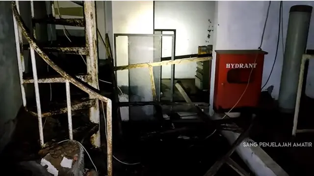 Penampakan Rumah Kosong yang Ditinggalkan 20 Tahun, Isinya Masih Komplet