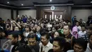 Para penonton sidang memadati ruang sidang di Pengadilan Negeri (PN) Jakarta Pusat, Senin (28/3/2016). Dua pengacara dan satu mahasiswa menjadi saksi kasus kriminalisasi yang dilakukan oleh aparat kepolisian terhadap mereka. (Liputan6.com/Faizal Fanani)