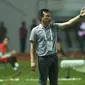 Pelatih Bali United, Widodo C Putro (kanan) memberi arahan pada pemainnya saat laga melawan PS TNI dilanjutan Liga 1 Indonesia di Stadion Pakansari, Kab Bogor, Senin (10/7). Laga dimenangkan Bali United dengan 4-3. (Liputan6.com/Helmi Fithriansyah)