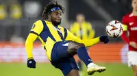 Pemain depan Fenerbahce asal Prancis #97, Allan Saint-Maximin, mengontrol bola selama pertandingan Liga Eropa UEFA, fase Liga - Pertandingan ke-4, pertandingan sepak bola antara AZ Alkmaar dan Fenerbahce di Stadion AZ, di Alkmaar pada tanggal 7 November 2024. (Koen van Weel/ANP/AFP)