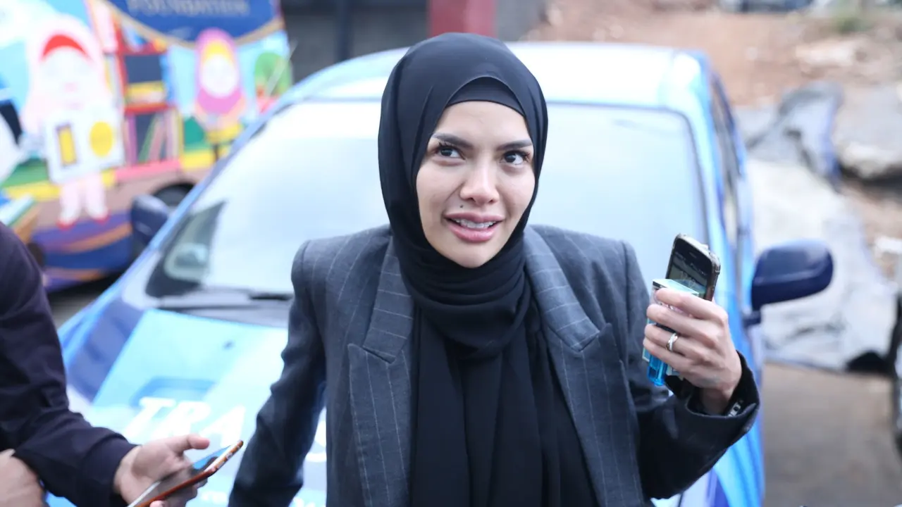 [Bintang] Nikita Mirzani Berhijab
