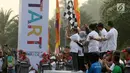 Wakil Presiden Jusuf Kalla didampingi Gubernur DKI Anies Baswedan mengibarkan bendera saat melepas parade Asian Games 2018 di Monas, Jakarta, Minggu (13/5). Parade Asian Games 2018 digelar di dua kota, Jakarta dan Palembang. (Liputan6.com/Arya Manggala)