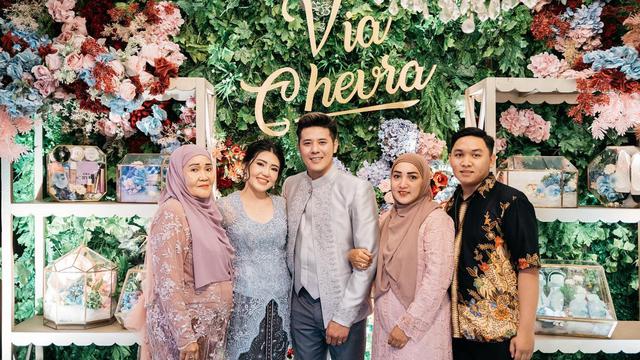 Segera Ke Pelaminan, Ini 7 Potret Prosesi Lamaran Via Vallen dan Chevra Yolandi