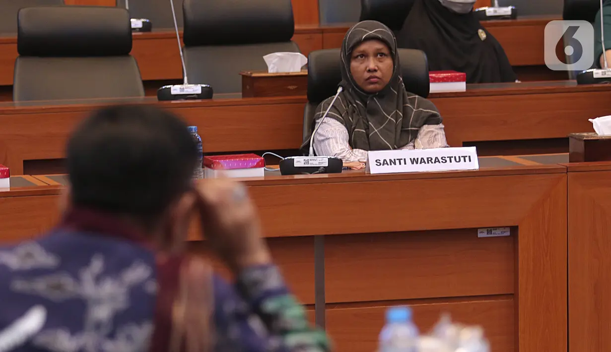 Santi Warastuti, orang tua dari anak yang mengalami penyakit Cerebral Palsy (CP) menghadiri rapat dengar pendapat umum (RDPU) dengan Komisi III DPR RI di  Kompleks Parlemen, Senayan, Jakarta, Kamis (30/6/2022). Rapat beragenda menyerap masukan secara lebih mendalam berkaitan peluang pemanfaatan ganja secara terbatas untuk kepentingan kesehatan. (Liputan6.com/Angga Yuniar)