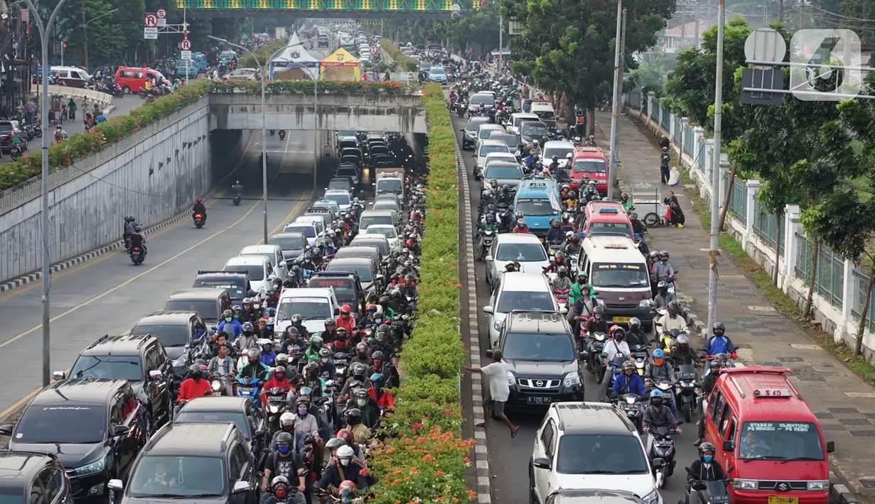Kendaraan terjebak kemacetan saat melintas di Jalan Raya Pasar Minggu, Jakarta, Rabu (10/6/2020). Tingginya volume kendaraan serta adanya proyek pembangunan flyover menyebabkan kemacetan parah di kawasan tersebut, meskipun saat ini masih dalam status transisi PSBB. (Liputan6.com/Immanuel Antonius)