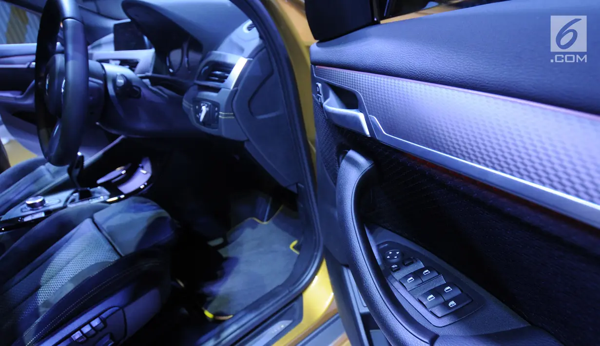 Interior dan panel dalam BMW X2 First-ever  seri terbaru saat peluncuran di Jakarta, Rabu (31/10). First-ever BMW X2 adalah Sports Activity Coupe yang bisa melaju berbagai medan yang di bandrol dengan harga RP 839 juta. (Merdeka.com/Dwi Narwoko)