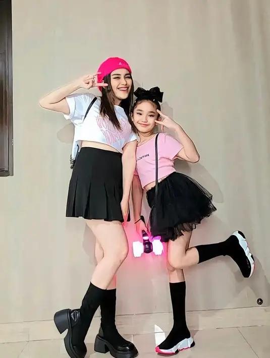 Bak adik kakak, Ayu Ting Ting dan Bilqis tampil kompak mengenakan t-shirt dan mini skirt nuansa black-pink.  @ayutingting92
