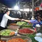 Presiden Jokowi menemui para pedagang di Pasar Baru Subang, Subang, Jawa Barat. Dalam kesempatan itu, Jokowi memberikan bantuan langsung tunai dan juga paket sembako. (Istimewa)