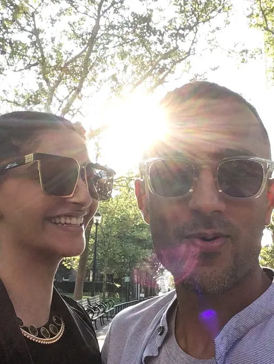 "Aku tak tahu dari mana kabar itu beredar. Tap aku ingin menikah di India, bukan di tempat lain," jelas Sonam Kapoor. (Foto: instagram.com/anandahuja)