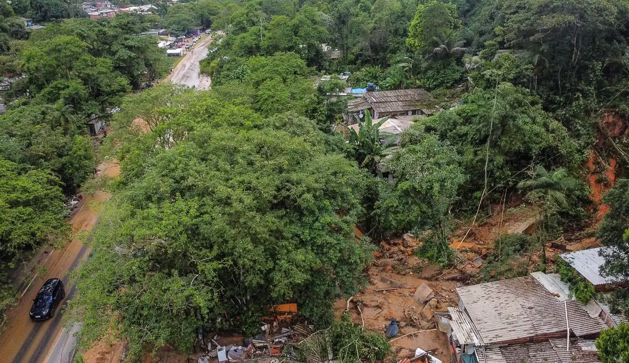 Pemandangan udara dari daerah yang terkena banjir setelah hujan lebat di distrik Juquehy di Sao Sebastiao, negara bagian Sao Paulo, Brasil (20/2/2023). Pemerintah negara bagian Sao Paulo dalam pernyataannya pada Minggu (20/2) waktu setempat menyebut sedikitnya 35 orang tewas di kota Sao Sebastiao dan satu orang lainnya, yang merupakan bocah perempuan berusia 7 tahun, tewas di wilayah Ubatuba. (AFP/Fernando Marron)