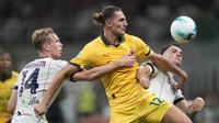 Aksi Adrien Rabiot (kanan) di laga AC Milan vs Bologna di pekan ketiga Serie A 2025/2026 di San Siro, Senin (15/09/2025). (AP Photo/Luca Bruno)