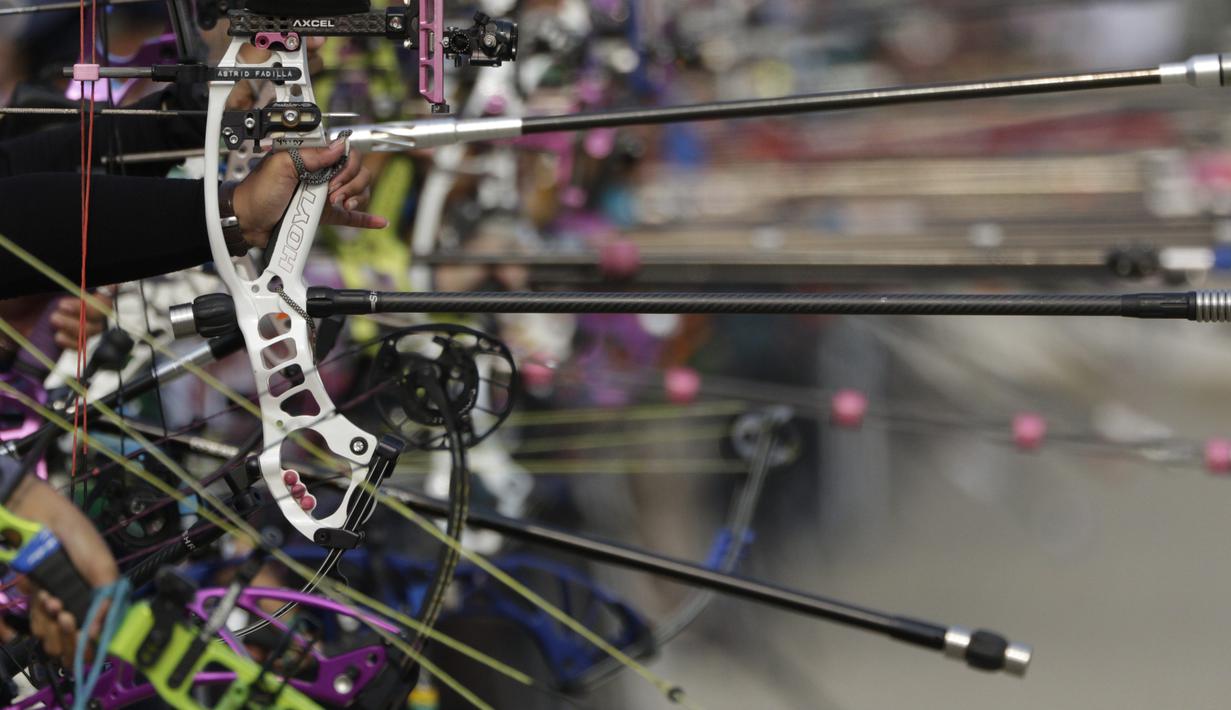 Tangan seorang pepanah bersiap melepas busur panah saat Kejuaraan Nasional Panahan Prakualifiikasi PON XX /2020 di Lapangan Panahan Senayan, Jakarta, Senin (23/9). Seleksi ini diikuti oleh 516 peserta dan 30 provinsi. (Bola.com/Vitalis Yogi Trisna)