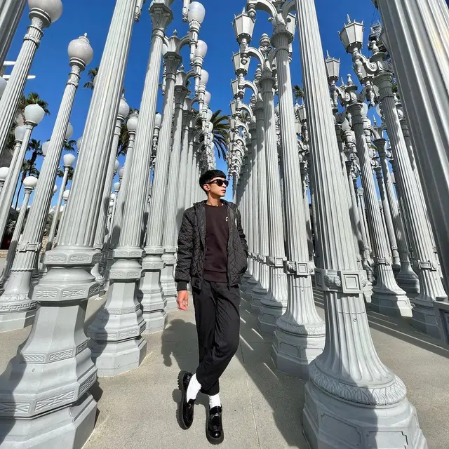 8 Potret Transformasi Gaya Aming dari Dandan ala Perempuan hingga Pakai Baju Koko