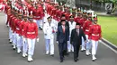 Presiden Joko Widodo atau Jokowi bersama Wakil Presiden Jusuf Kalla berjalan untuk melantik Rohidin Mersyah sebagai Gubernur Bengkulu dan Wan Thamrin Hasyim sebagai Gubernur Riau di Istana Negara, Jakarta Pusat, Senin (10/12). (Liputan6.com/Angga Yuniar)