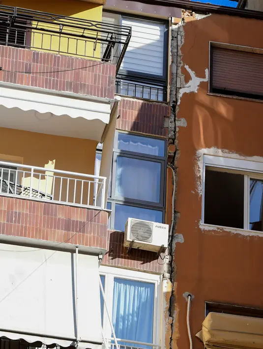 Sebuah bangunan retak usai gempa berkekuatan 5,6 magnitudo mengguncang Tirana, Albania (21/9/2019). Efek dari gempa bumi tersebut mengakibatkan puluhan bangunan hancur serta memicu pemadaman listrik di ibu kota Tirana. (AFP Photo/Gent Shkullaku)