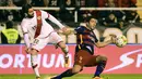 Striker Barcelona, Luis Suarez (kanan), dilanggar pemain Rayo Vallecano, Diego Llorente, pada laga La Liga Spanyol di Estadio del Rayo Vallecano, Madrid, Jumat (4/3/2016) dini hari WIB. (AFP/Pierre-Philippe Marcou)