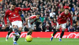 Gelandang Manchester United, Bruno Fernandes, melepaskan tembakan dari titik penalti untuk mencetak gol pertama timnya dalam pertandingan sepak bola Liga Inggris antara Manchester United dan Crystal Palace di Old Trafford, Manchester, pada 1 Maret 2026. (Darren Staples / AFP)