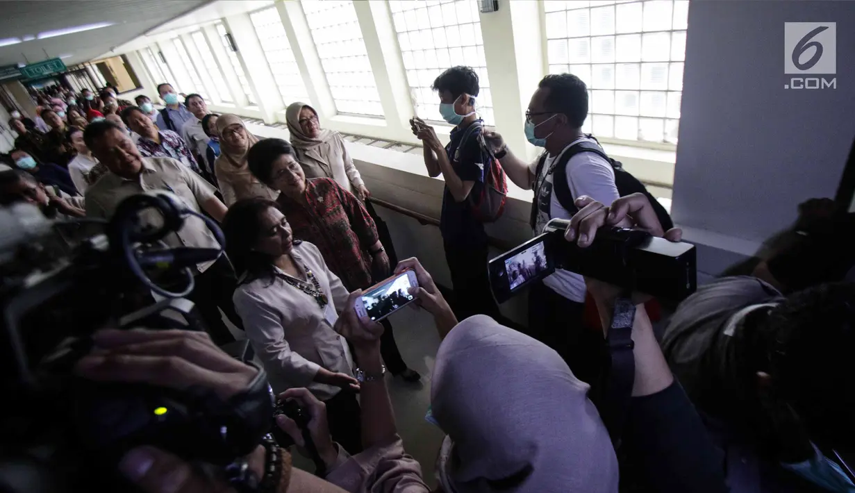 Menteri Kesehatan Nila Moeloek saat mengunjungi RSPI Prof Dr Sulianti Saroso, Jakarta, Senin (11/11). Menkes Nila Moeloek mengunjungi RSPI untuk menjenguk  pasien yang dicurigai terkena penyakit difteri. (Liputan6.com/Faizal Fanani)