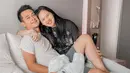 Sempat tak mendapatkan restu, berikut potret keharmonisan rumah tangga Eza Gionino dan Meiza Aulia alias Eca. Tepat pada bulan Juli mendatang, pasangan ini genap lima tahun membina rumah tangga. [Instagram/ma_coritha]