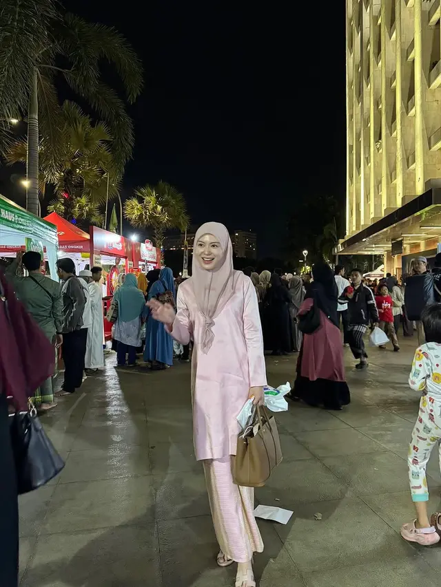 6 Potret Ayana Moon di Masjid Istiqlal, Serahkan Al-Qur'an Kepada Menteri Agama