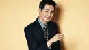 Jo In Sung memberikan hadiah saat stylishnya menikah. Pria berwajah tampan itu memberikan hadiah berupa mobil serta membayarkan semua biaya asuransi untuk stylishnya. (Foto: Soompi.com)
