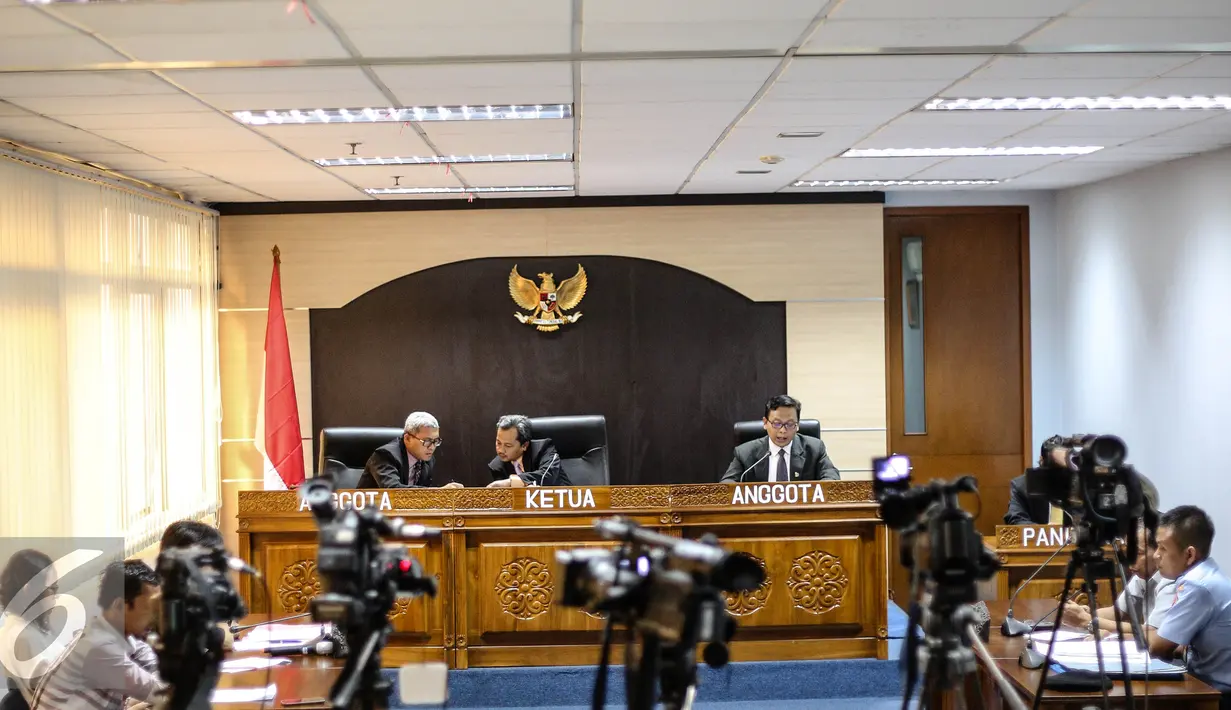 Suasana sidang pembacaan putusan di Komisi Informasi Publik, Jakarta, Rabu (29/7/2015). Sidang dengan agenda dokumen pemecatan Letjen Prabowo Subianto antara Pemohon KontraS dan termohon Mabes TNI. (Liputan6.com/Faizal Fanani)