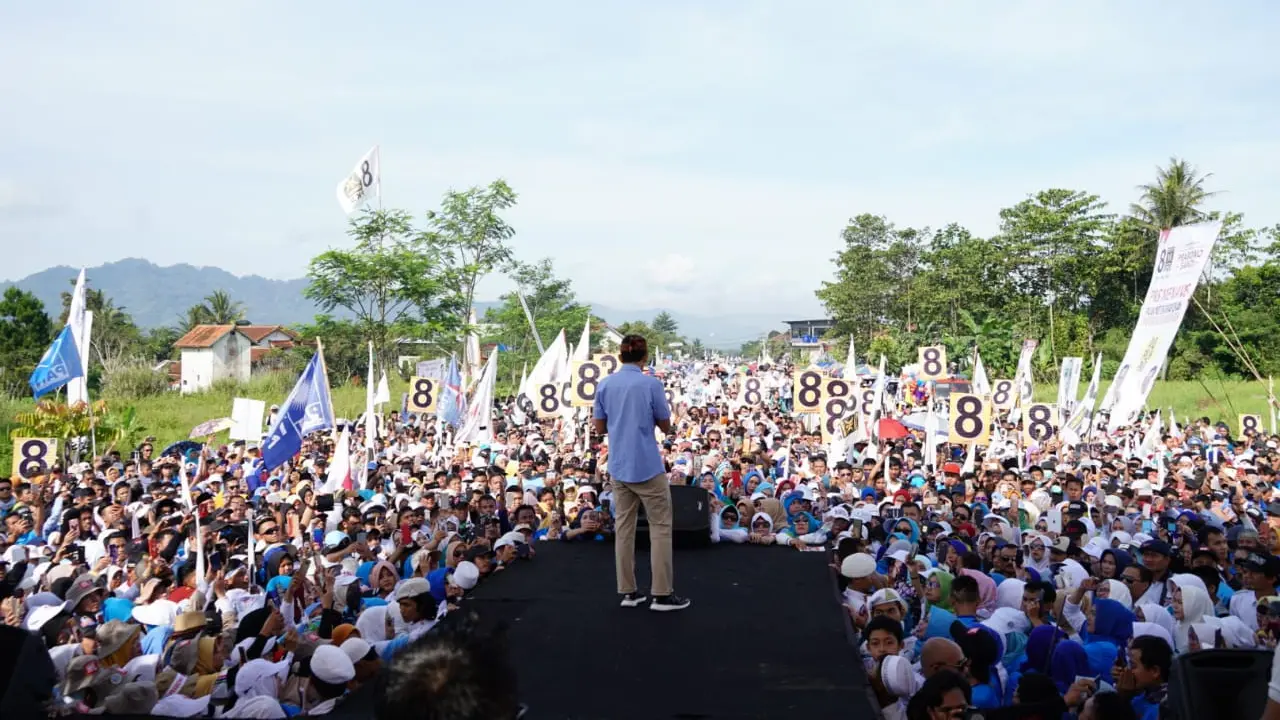 Cawapres nomor urut 02 Sandiaga Salahuddin Uno saat berkampanye di Sukabumi. (Merdeka.com/Muhammad Genantan Saputra)