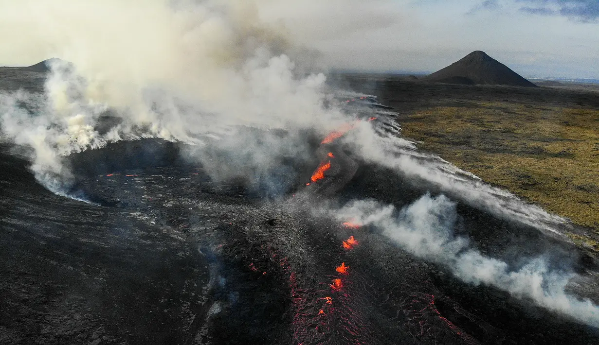 <p>Sebuah gunung berapi di Islandia barat daya mulai meletus Senin, kata otoritas meteorologi negara itu, 11 bulan setelah letusan terakhirnya secara resmi berakhir. (AFP/Kristinn Magnusson/Iceland Out)</p>