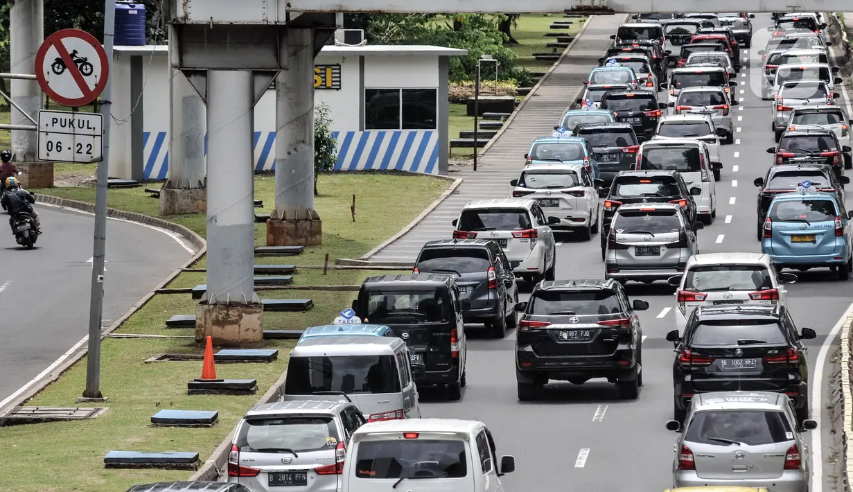 Kondisi lalu lintas di Jalan Jenderal Sudirman, Jakarta Pusat, Rabu (26/10/2022). Dalam pelaksanaannya, kepolisian sementara ini baru akan menggunakan kamera ETLE statis yang sudah terpasang di 57 titik di Jakarta. (merdeka.com/Iqbal S. Nugroho)