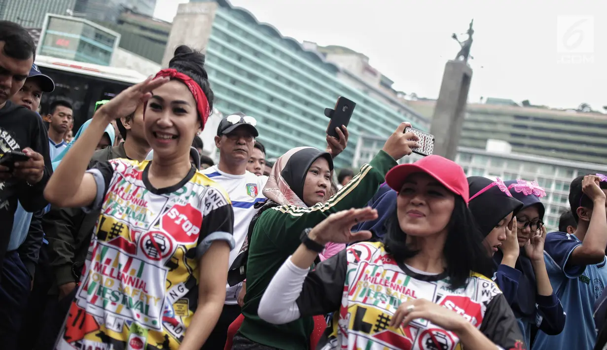 Aksi flashmob saat kegiatan Millenial Road Safety Festival’ di Bundaran HI, Jakarta Pusat, Minggu (20/1). Kegiatan Millennial Road Safety Festival tersebut merupakan kampanye keselamatan berlalu lintas. (Liputan6.com/Faizal Fanani)