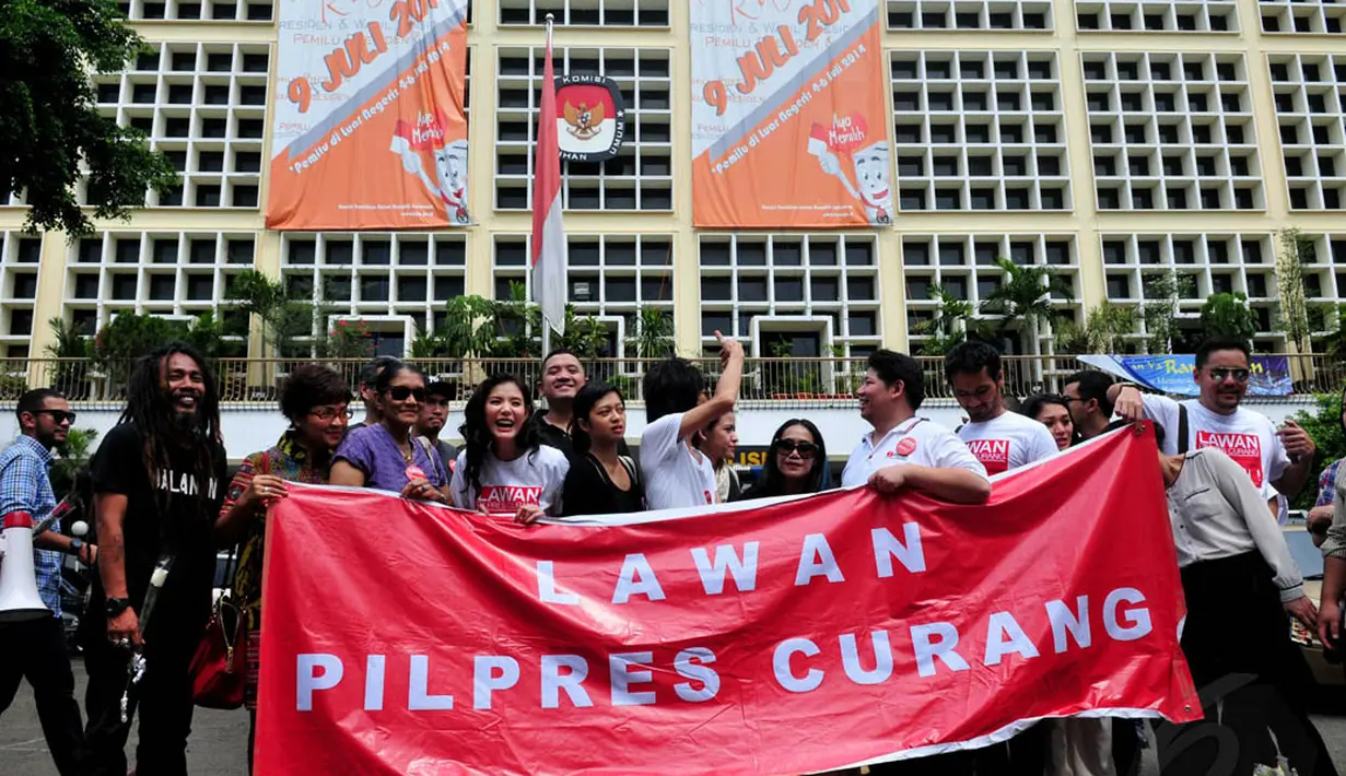 Para artis dan pekerja seni itu tampak membawa spanduk yang bertuliskan lawan pilres curang, serta meneriakkan yel-yel dengan bunyi yang sama, Jakarta, Selasa (8/7/14). (Liputan6.com/Johan Tallo)