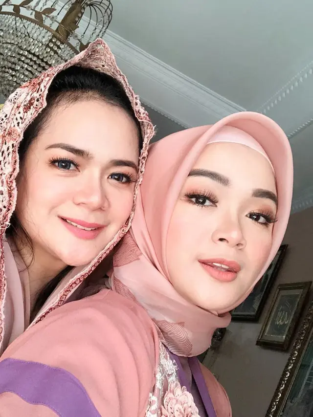 Sering Dikira Kembar, Ini 7 Potret Kebersamaan Shezy dan Sheza Idris