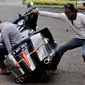 Instruktur mencoba membantu salah satu peserta yang motor gedenya oleng ke samping. (Liputan6.com/Johan Tallo)