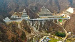 Pemandangan dari udara jalan tol Zhengxi seksi Yaoshan-Luanchuan di Provinsi Henan, China tengah (19/11/2020). Jalan tol Zhengxi seksi Yaoshan-Luanchuan diperkirakan akan dibuka untuk arus lalu lintas pada akhir 2020. (Xinhua/Hao Yuan)