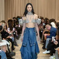Aksen glamor berpadu kasual, terangkum dalam presentasi yang memadukan aksen denim dan sequin mewah pada koleksi Burberry SS 2023. (Foto: BURBERRY)