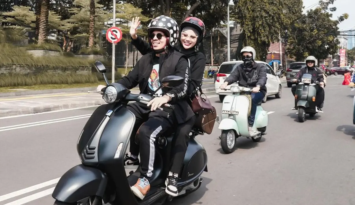 Dalam akun Instagram pribadinya, Atta juga diketahui beberapa kali melakukan touring bersama teman-temannya. Bahkan, sang istri, Aurel juga turut menemani. (Liputan6.com/IG/@attahalilintar)