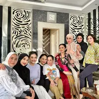 Intip gaya arisan HotHitz dari Inneke Koesherawati hingga Marini Zumarnis (@bellasaphiraofficial)