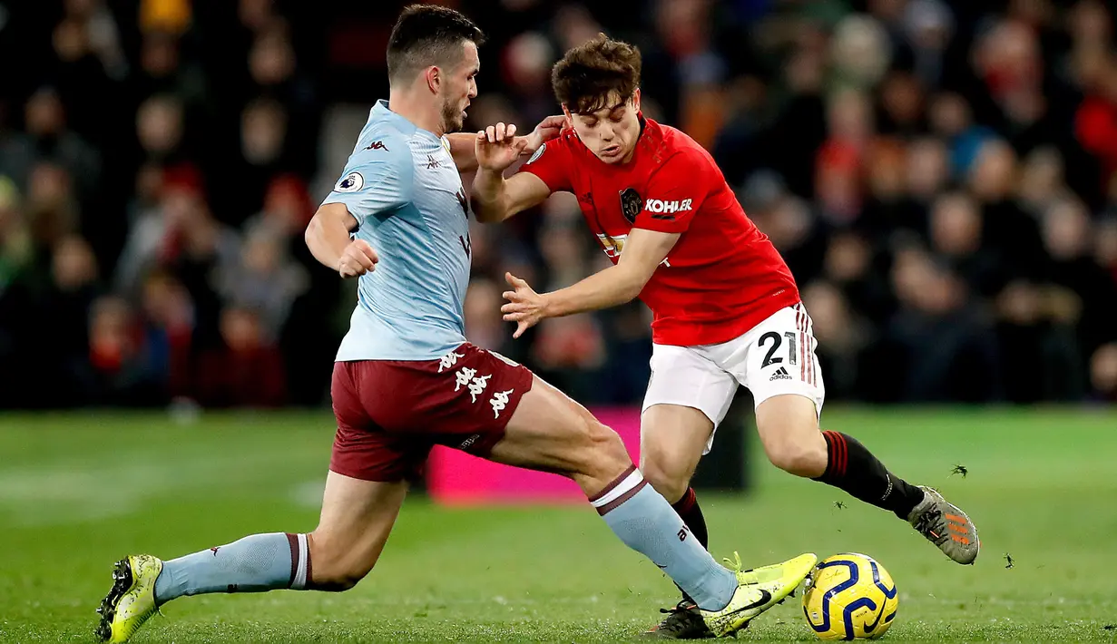 Pemain Manchester United Daniel James (kanan) berebut bola dengan pemain Aston Villa John McGinn saat bertanding pada pertandingan Liga Inggris di Old Trafford, Manchester, Inggris, Minggu (1/12/2019).  Skor berakhir 2-2. (Martin Rickett/PA via AP)