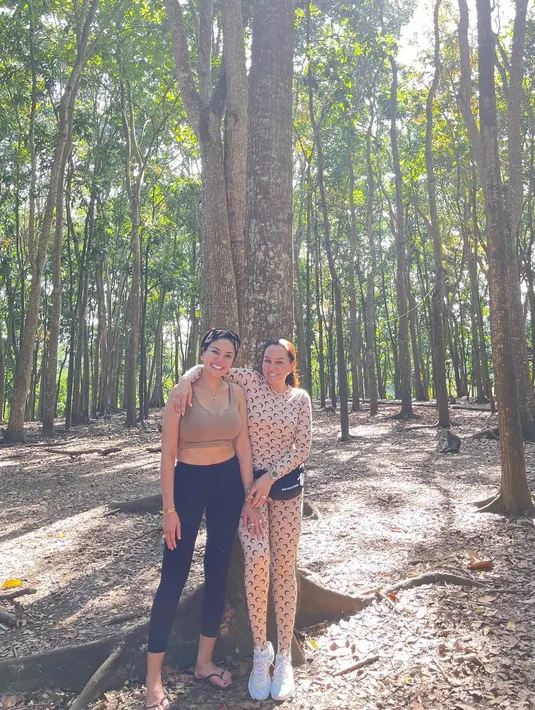 Dalam beberapa potret kedekatan Fitri Salhuteru dan Nikita Mirzani  lebih terlihat seperti saudara kandung dibanding teman atau sahabat. (FOTO: instagram.com/fitri_salhuteru/)
