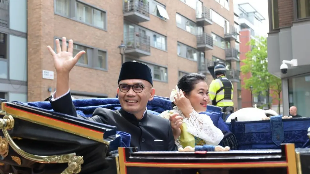 Pada kesempatan tersebut Duta Besar Desra Percaya menyampaikan salam hangat dari Presiden Joko Widodo kepada Ratu Elizabeth II (KBRI London)
