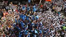Pemuda India membentuk piramida manusia dalam perayaan Festival Janmashtami di Mumbai, Senin (3/9). Mereka harus lihai membuat piramida manusia lalu mengambil guci yang digantung dan memecahkan agar isinya berceceran ke bawah. (AP/Rafiq Maqbool)
