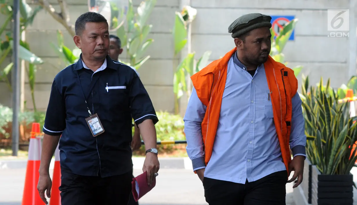 Anggota DPRD Kota Malang Indra Tjahyono (kanan) saat tiba di Gedung KPK, Jakarta, Kamis (4/10). Indra diperiksa terkait dugaan menerima suap pembahasan APBD-P Pemerintah Kota Malang Tahun Anggaran 2015. (Merdeka.com/Dwi Narwoko)