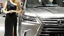 Sales Promotion Girls (SPG) atau model bersanding di samping mobil Lexus pada pembukaan GIIAS 2018 di ICE BSD, Tangsel, Kamis (2/8). Kehadiran mereka menghiasi perhelatan otomotif GIIAS 2018. (Liputan6.com/Fery Pradolo)