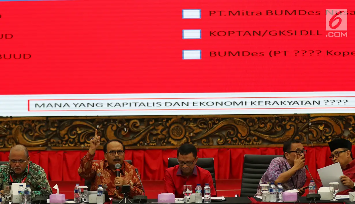 Sejumlah kader PDIP menggelar  focus group discussion (FGD) bertema 'Ekonomi Gotong sebagai Pilar Ekonomi Nasional' " di Jakarta, Kamis (04/7/2019). FGD dilakukan untuk merumuskan langkah ekonomi yang akan dibawa dalam Kongres V PDIP pada Agustus 2019. (Liputan6.com/JohanTallo)